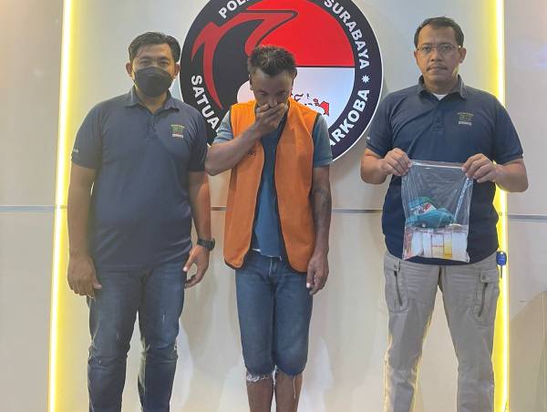 Pelaku pengedar tengah diapit Polisi Surabaya 