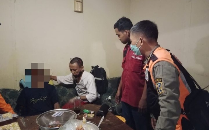Korban pembacokan saat mendapatkan pertolongan petugas
