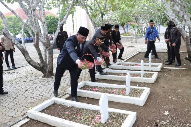 Tabur Bunga Mengenang Jasa Para Pahlawan di Sampang