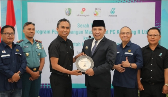 Penyerahan program pengembangan masyarakat Petronas Carigali Ketapang Ltd. kepada Pemerintah Kabupaten (Pemkab) Sampang