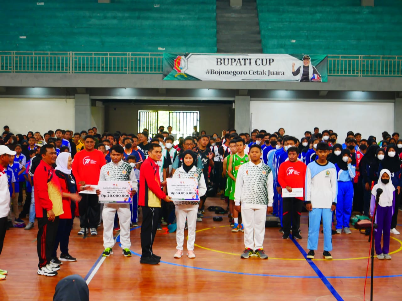 Bupati Bojonegoro Serahkan Bonus Bagi Peraih Medali