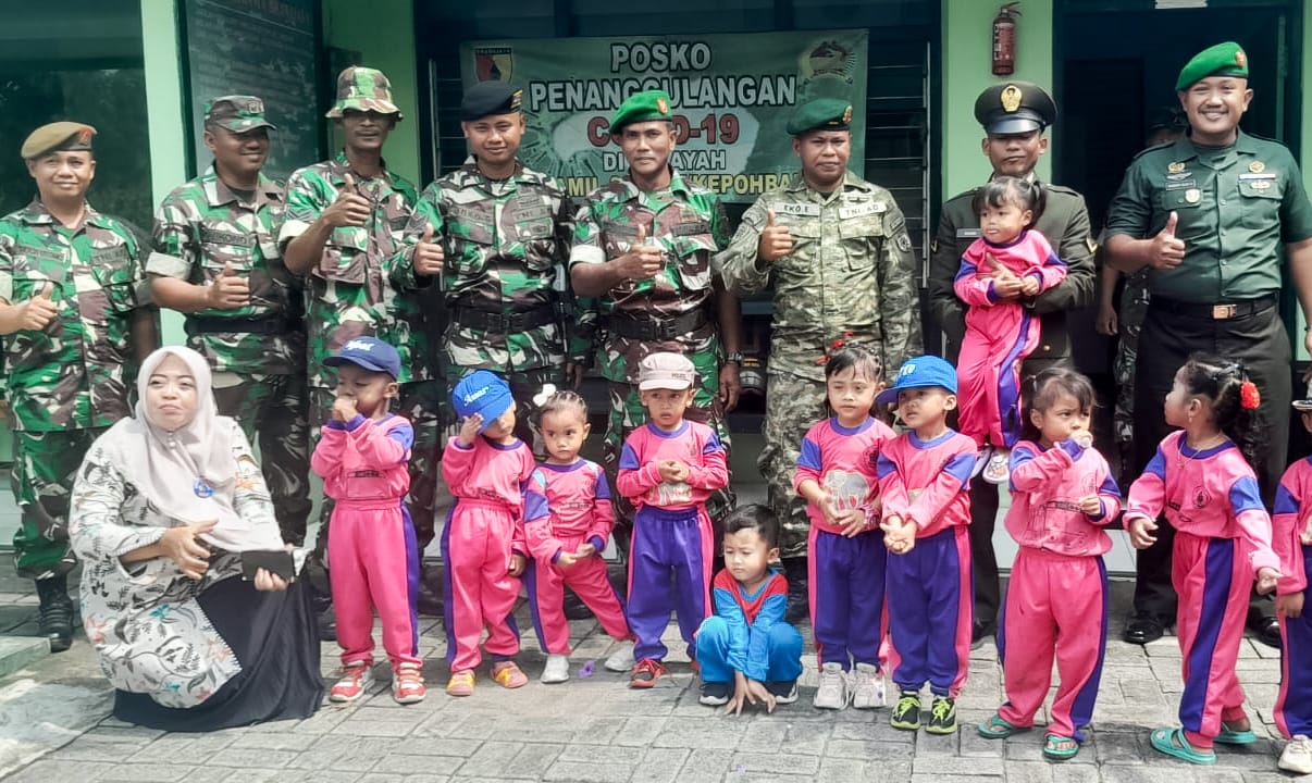 puluhan siswa Pos PAUD Cempaka dan TK Al Majid ini disambut dengan baik oleh TNI AD