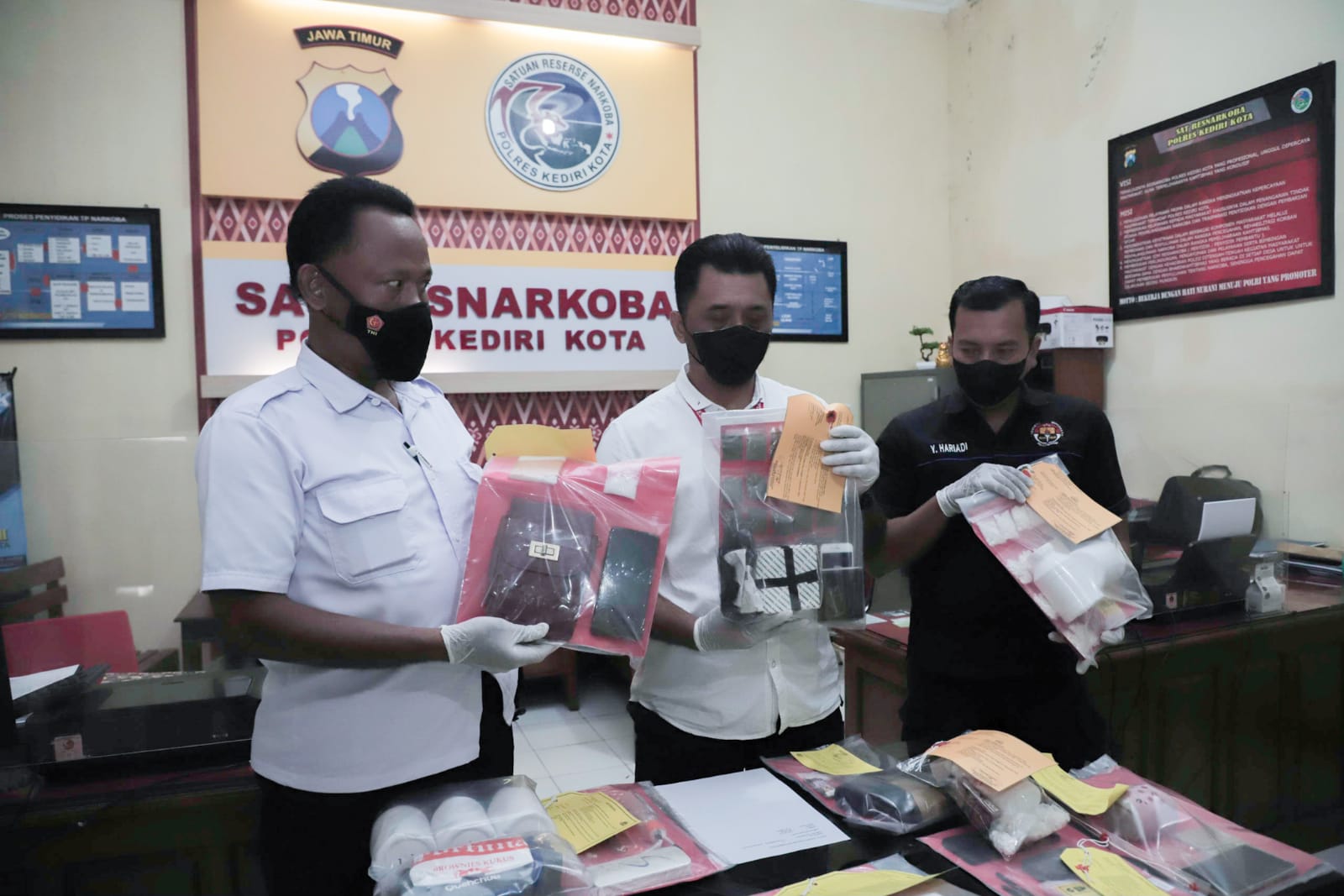 Polres Kediri Kota pamerkan pelaku pengedar narkotika sabu