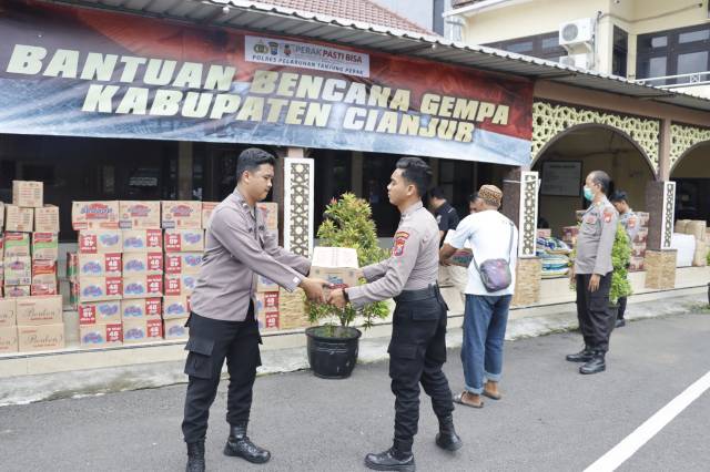 Sembako untuk Warga Terdampak Gempa Cianjur