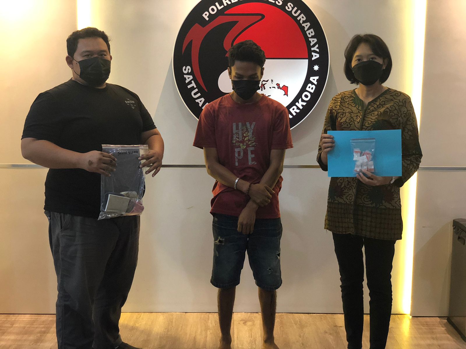 Teesangka diapit anggota Polisi Narkoba 