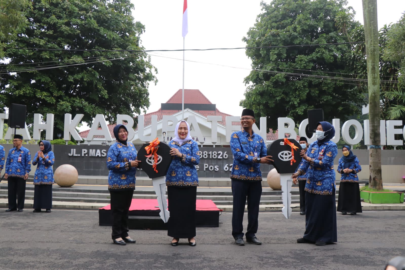 Mobil baru diserahkan langsung oleh Bupati Bojonegoro untuk Camat