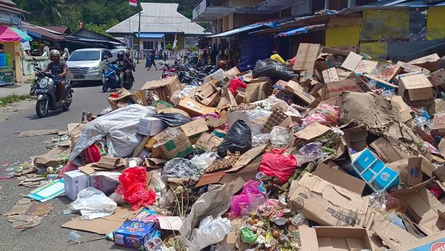 Foto sampah berserakan yang berlokasi di pasar inpres kota Namlea belum juga di angkat.(Selasa, (29/11/2022).