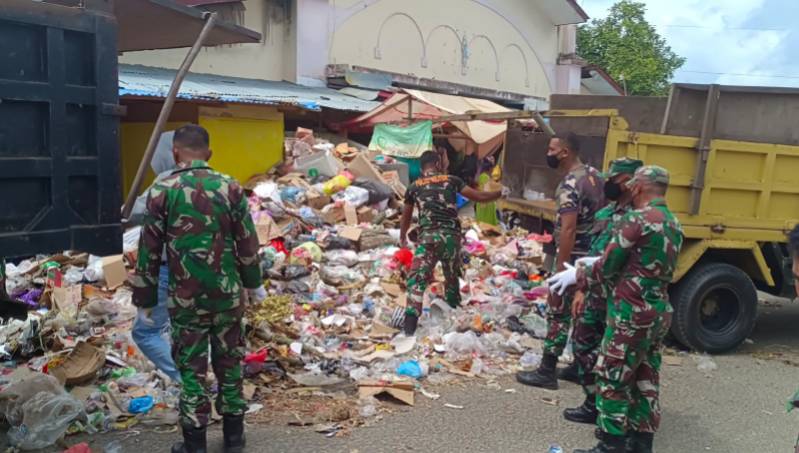 Anggota Kodim 1506 Namlea saat Pembersian sampah