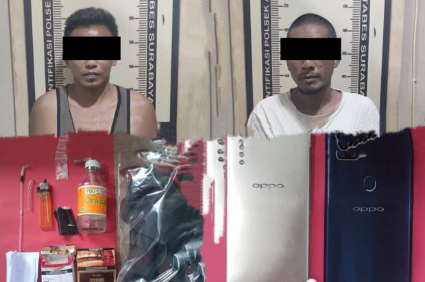 Dua Tersangka sabu sabu di Polsek Asemrowo Surabaya
