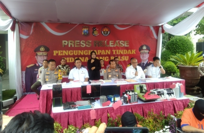Kapolda Jatim pamerkan pelaku dan barang buktinya