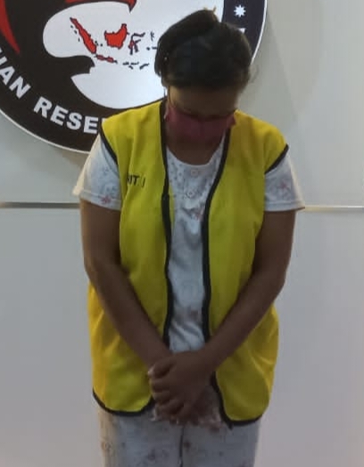Emak Emak yang Ditangkap Polisi Surabaya