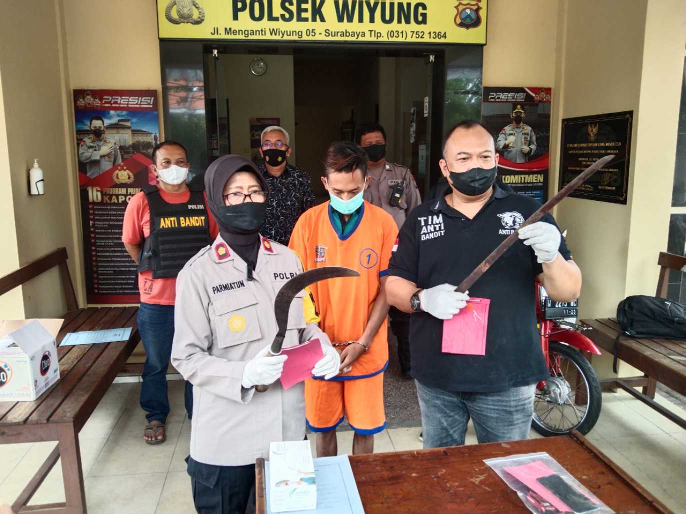 Pelaku begal diapit Kapolsek Wiyung dan Kanit Reskrim