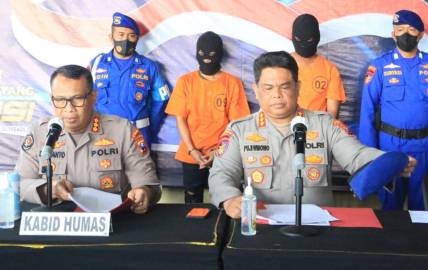 Subdit Gakkum Ditpolairud Polda Jatim pamerkan dua pelaku penyelundupan hewan