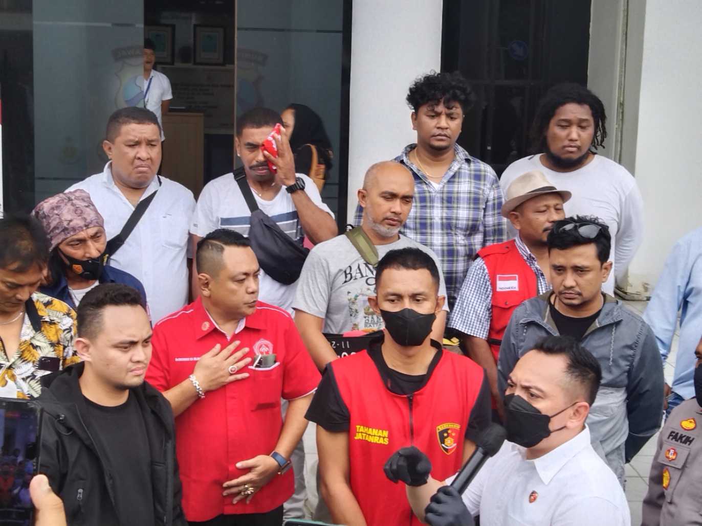 Pelaku didampingi Kasat dan Kanit Jatanras Polrestabes Surabaya