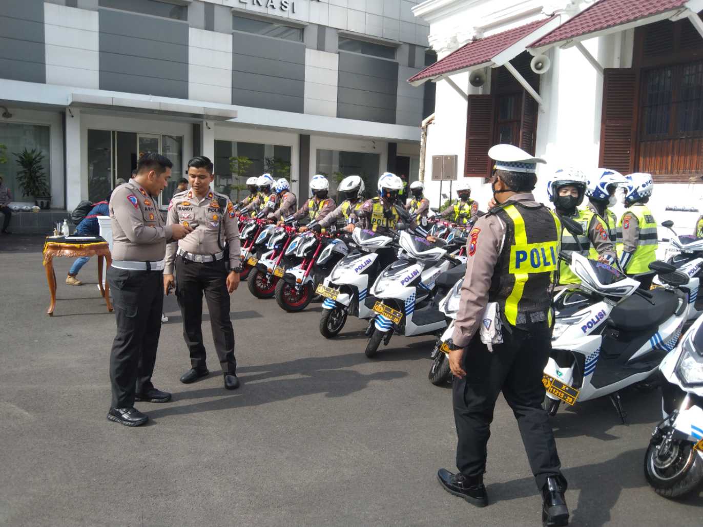 Petugas Saltantas Polrestabes Surabaya dengan Motor Listrik (Molis)