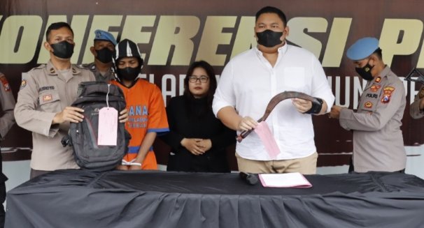 Kasat Reskrim Tanjung Perak Surabaya pamerkan celurit dan Pelaku pembacokan 