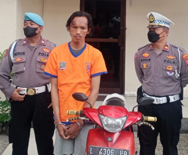 Pelaku pencurian diapit anggota Polsek Sukolilo Surabaya 