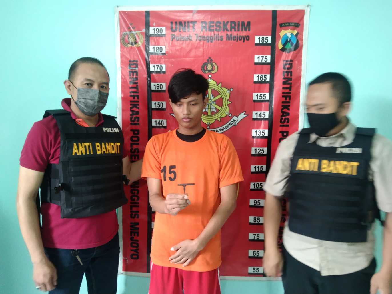 Pelaku pencurian diapit anggota Reskrim Polsek Tenggilis Surabaya