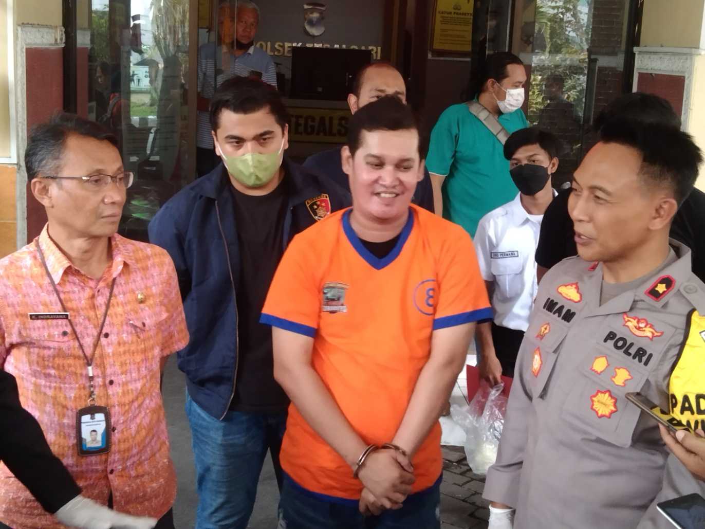 Pelaku penjual koplo didampingi Kapolsek Tegalsari Surabaya