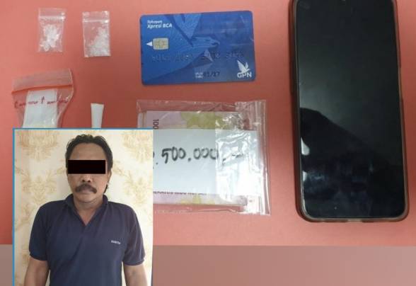 Penjual Narkotika dengan barang buktinya