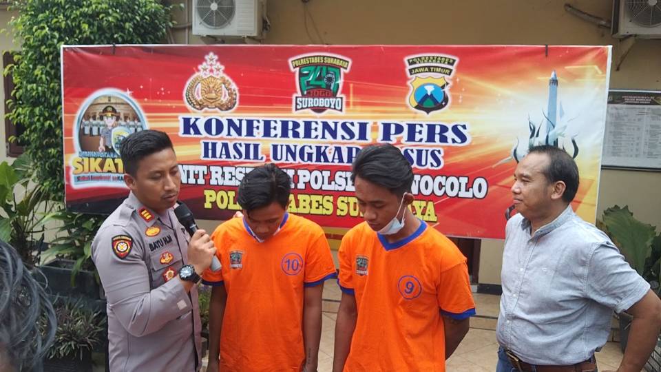 Dua jambret diapit Kapolsek dan Kanit Reskrim Polsek Wonocolo Surabaya