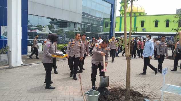 Kapolda Jatim tanam pohon di Satpas Colombo Surabaya