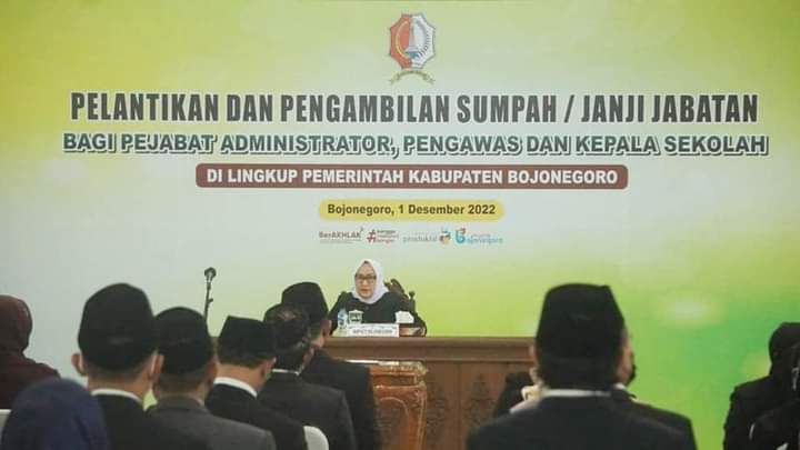 Bupati Bojonegoro Melantik dan Mengambil Sumpah 52 Pejabat 