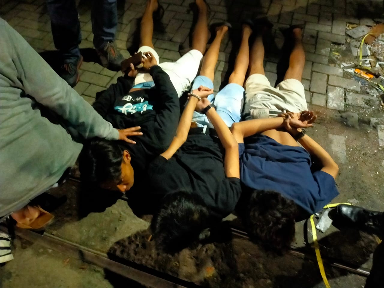 Beberapa pemuda yang diduga gengster diwilayah Jalan Kenjeran