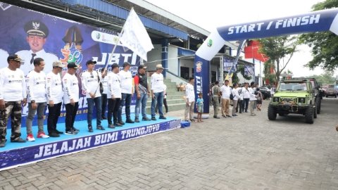 Bupati Sampang H Slamet Junaidi dan Wakil Bupati Sampang H Abdullah Hidayat lepas peserta Offroad