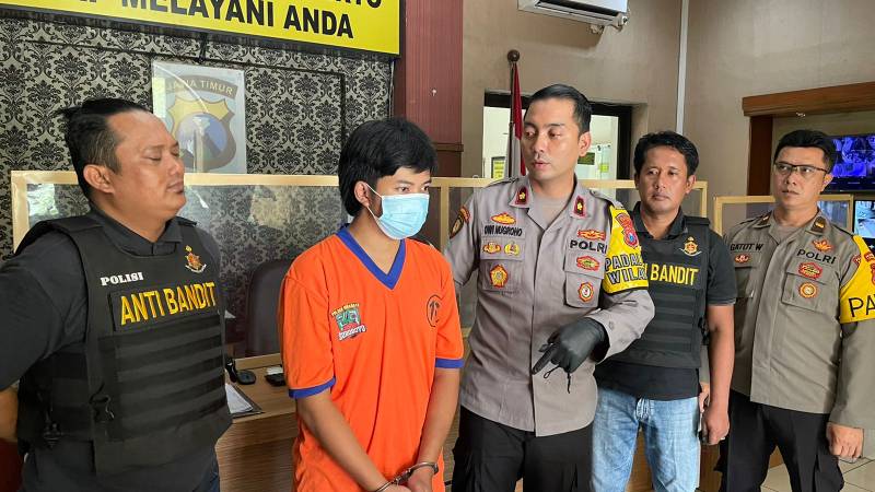 Kapolsek Simokerto pamerkan pelaku pencuri motor