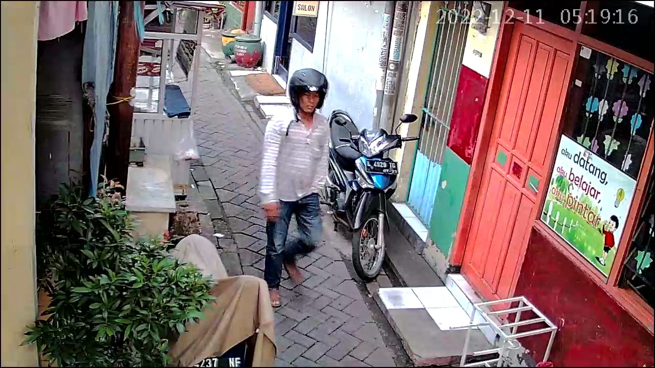 Pelaku Pencuri Motor yang terekam kamera CCTV.