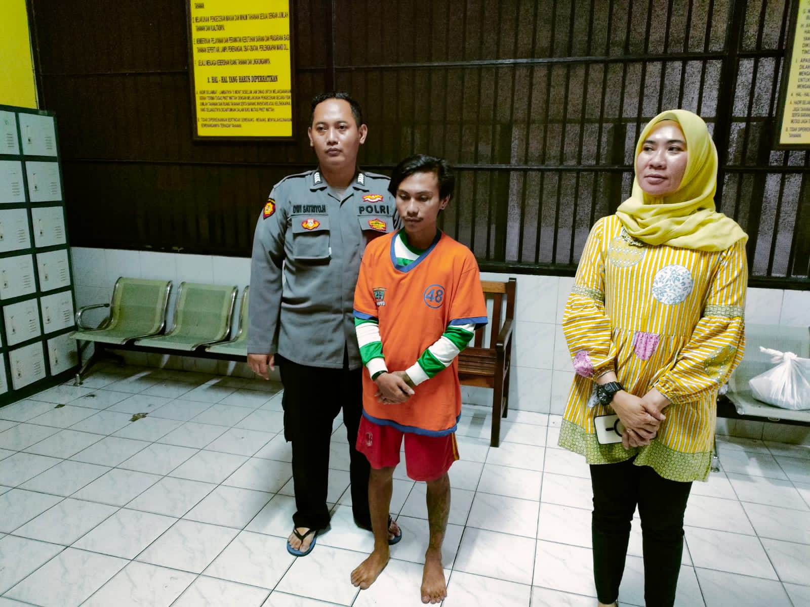 Pelaku jambret diapit Polisi Polrestabes Surabaya 