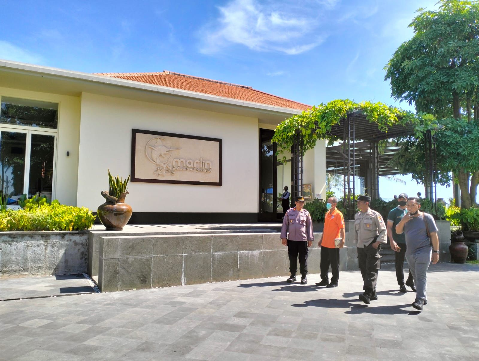 Polisi melakukan olah TKP di restoran MARLIN Hotel Ketapang Indah Banyuwangi