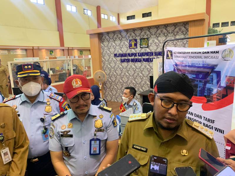 Bupati Sumenep,Achmad Fauzi, S.H., M.H. di dampingi Kepala Divisi Keimigrasian Jawa Timur, Hendro Tri Prasetyo serta Kepala Kantor Imigrasi