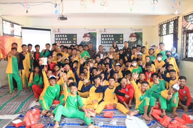 Edukasi hukum di SMPN 31 