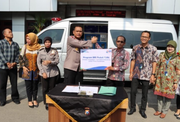 Mobil ambulan bantuan BRI