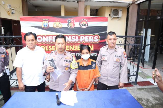 Kapolsek Kenjeran dan Kanit Reskrim pamerkan pelaku pencurian 