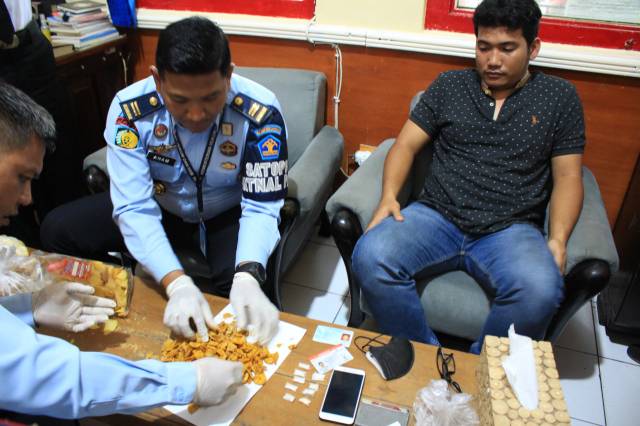 Pelaku dan barang bukti didampingi petugas Lapas Banyuwangi 