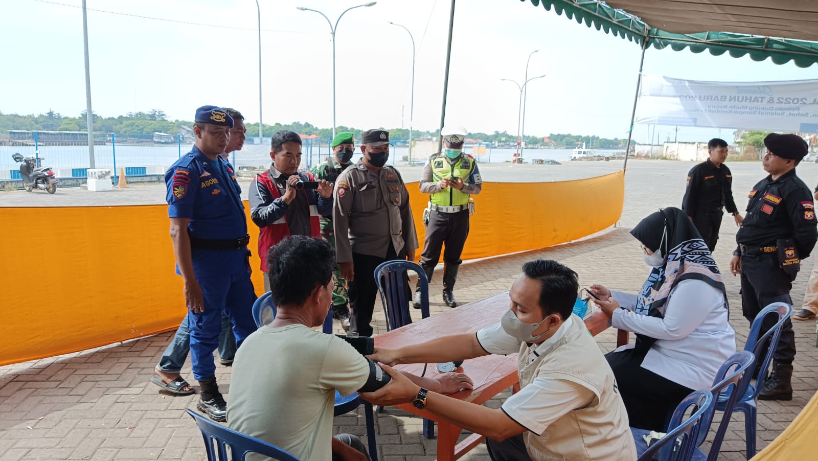 Pengecekan Kesehatan distribusi bantuan makanan dan minuman