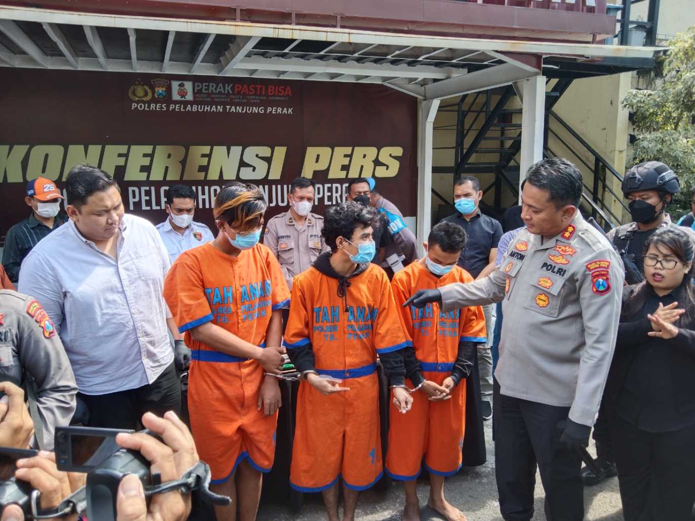 Tiga tersangka Gengster pembacok Satpam di Surabaya 