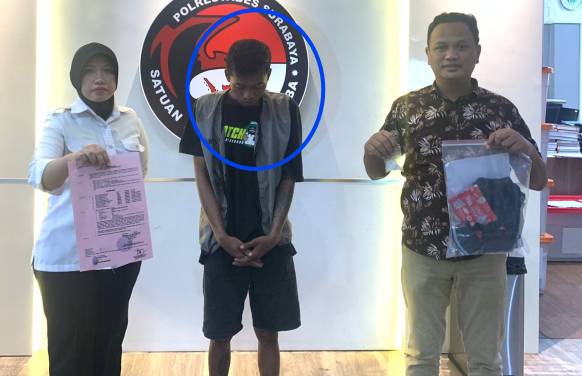 Tersangka sabu diapit petugas Polrestabes Surabaya 