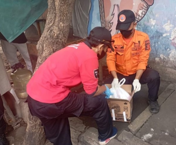 Petugas evakuasi bayi yang ditemukan dalam plastik