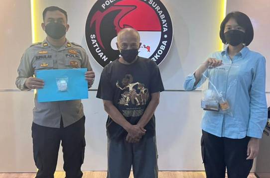 Tersangka Tengah Diapit Petugas