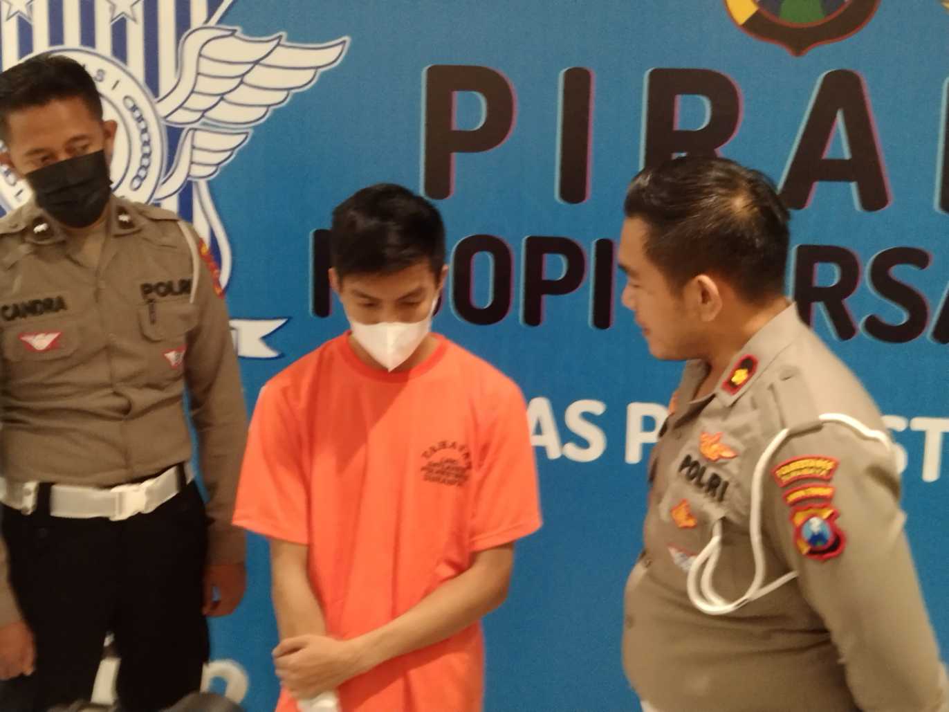 Kasat Lantas Polrestabes Surabaya Kompol Arif dan sopir yang jadi tersangka 