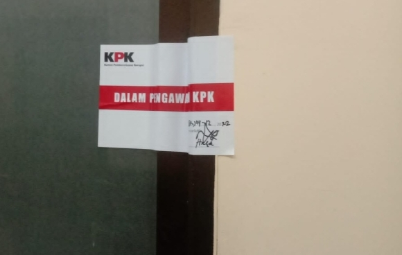 Segel KPK di ruang kerja Wakil Ketua DPRD Jatim