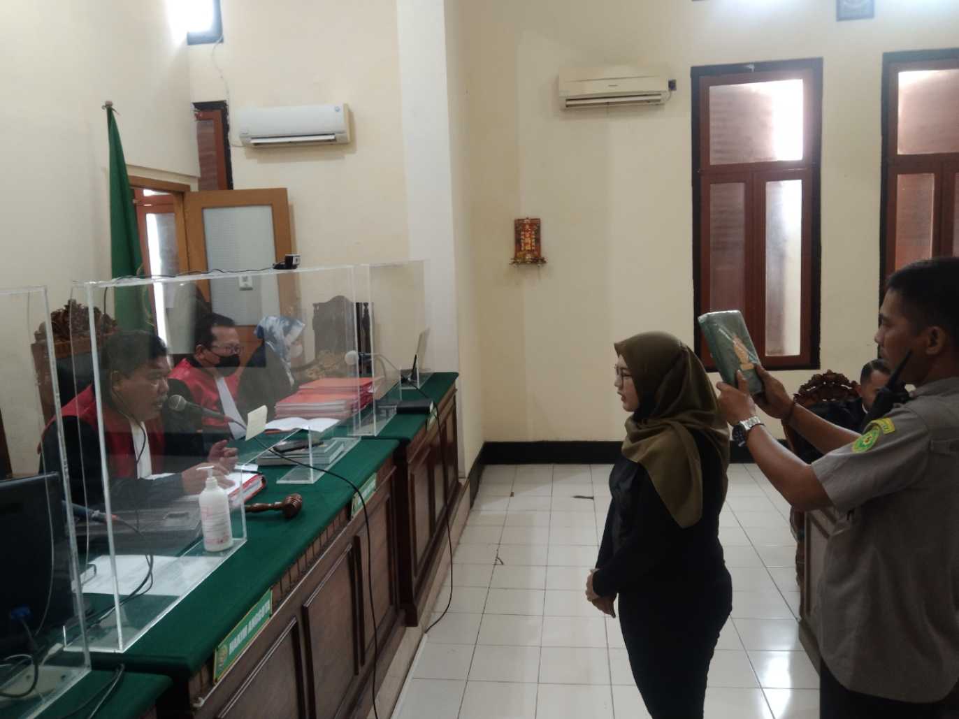 Saksi diambil sumpah di ruang Garuda 1 PN Surabaya