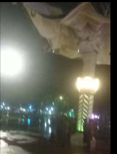 Payung yang berada di bagian bangunan Taman alun-alun Trunojoyo Sampang