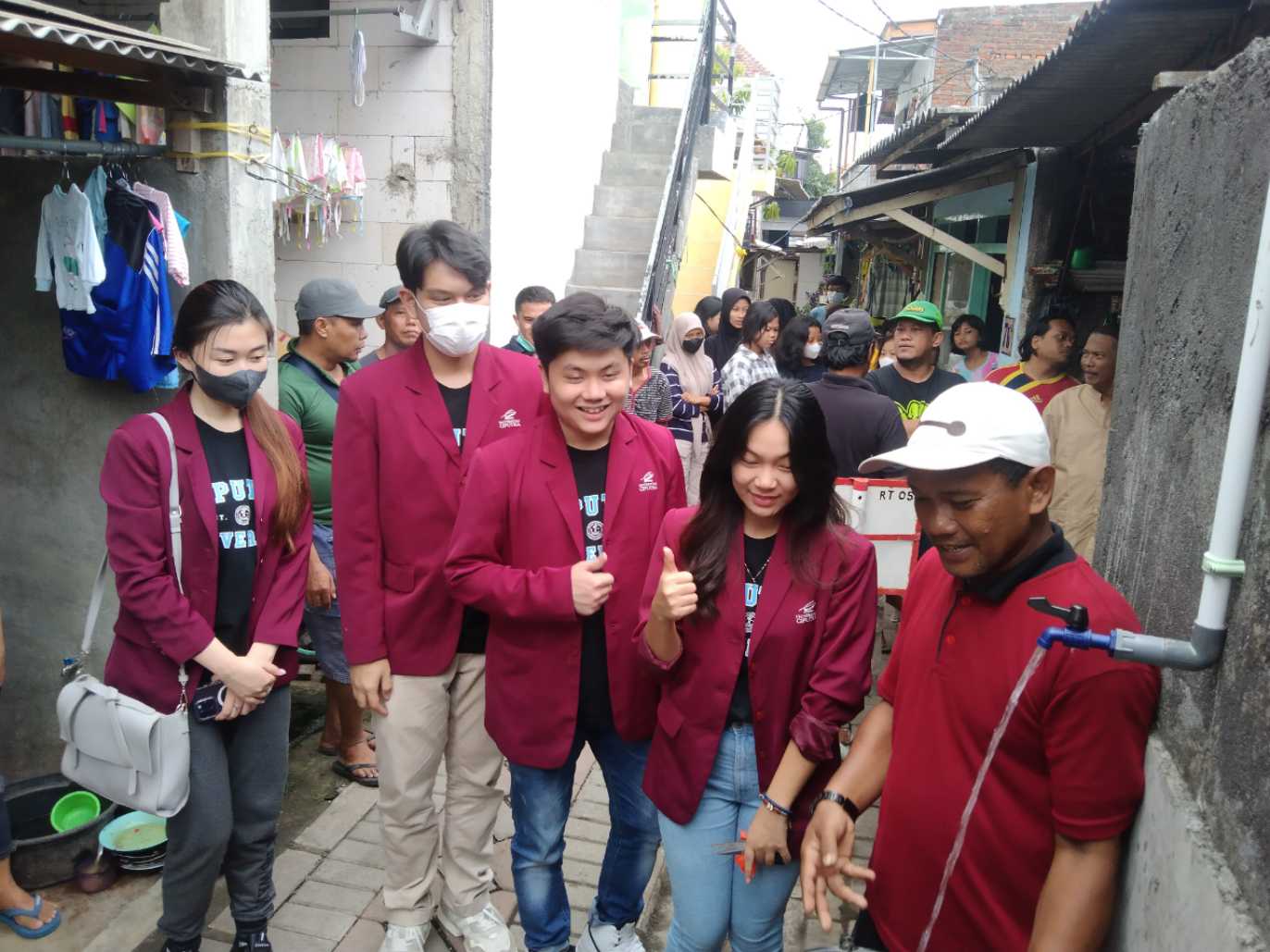 Mahasiswa Fikom Ciputra dalam peresmian sumur air bersih