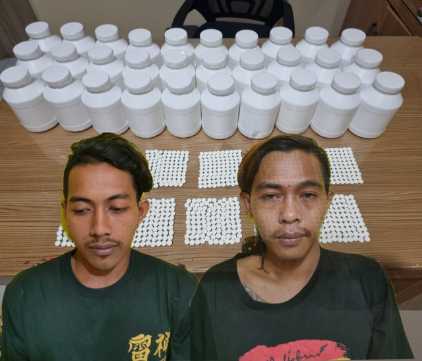 Dua Pengedar koplo di Polsek Wonokromo