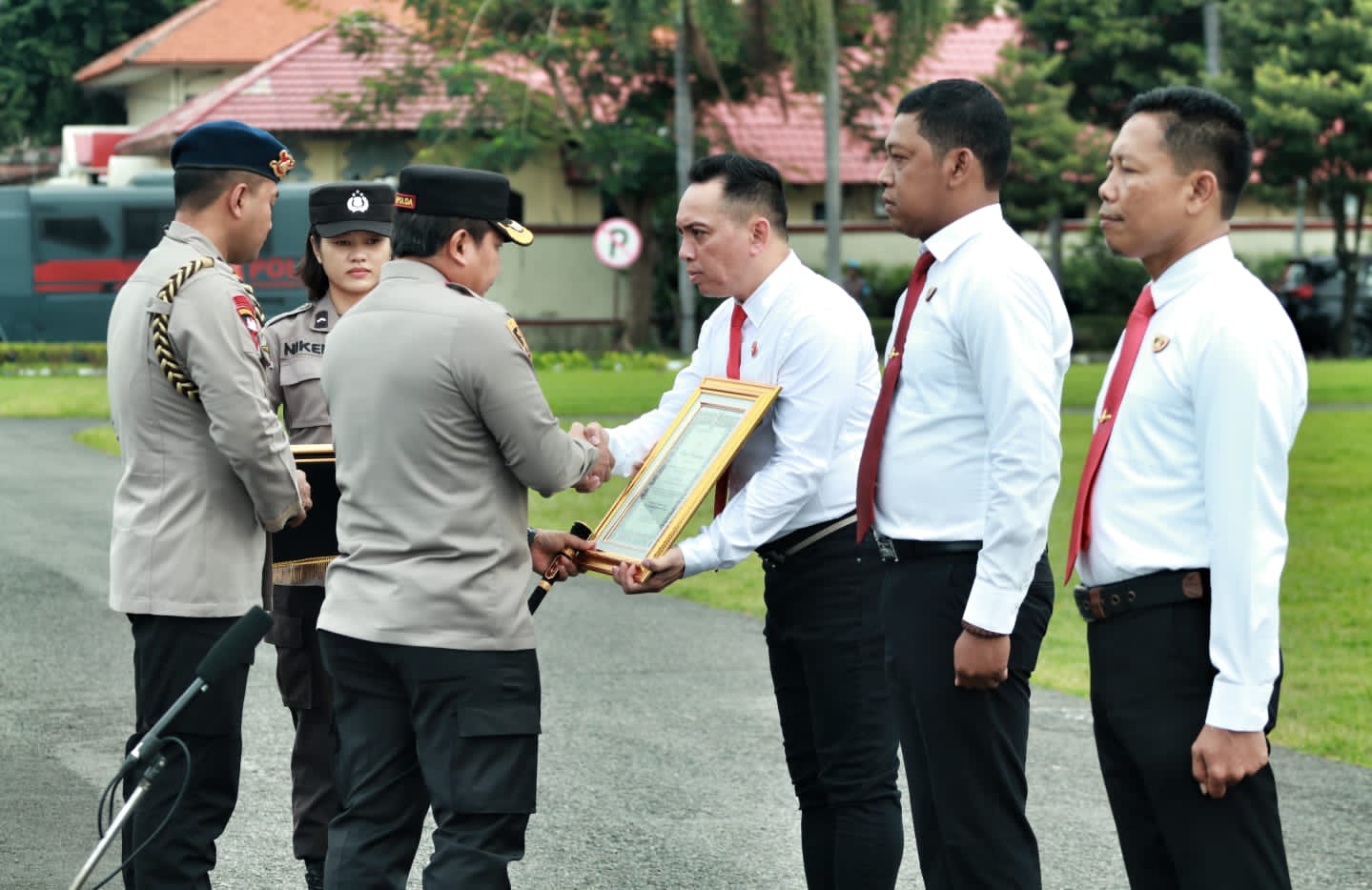 Kasat Reskrim saat menerima penghargaan dari Kapolda Jatim Irjen Toni 